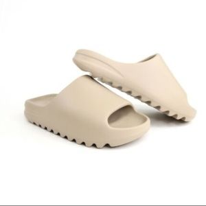 Yeezy slides size 6